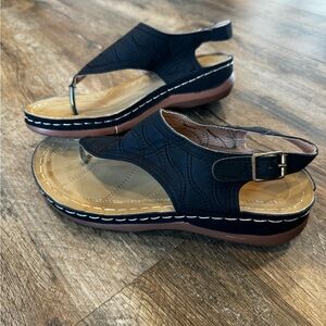 SHEIN Black and Brown Sandals with Contoured Footbed